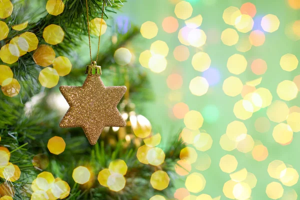 Χριστουγεννιάτικη Διακόσμηση Χρυσό Αστέρι Αναβοσβήνει Ένα Κλαδί Ενός Χριστουγεννιάτικου Δέντρου — Φωτογραφία Αρχείου