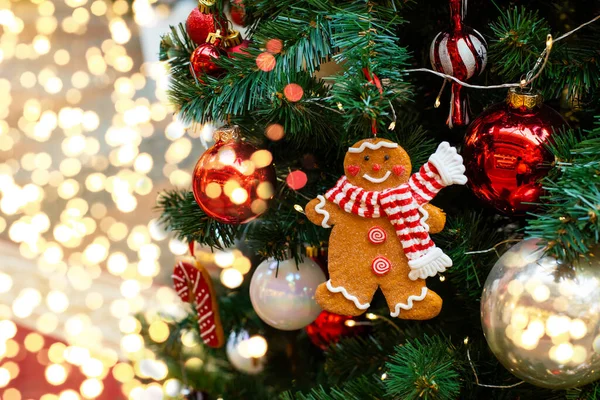 Karácsonyi Dekoráció Mézeskalács Ember Karácsonyfán Másolja Tér Háttér Ünnepi Karácsonyfa — Stock Fotó