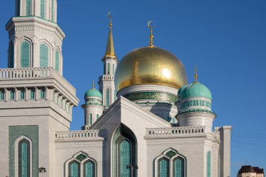 Moskova Katedral Camii, beyaz mermer ve mavi süslemeli. Rusya 'daki en büyük cami.