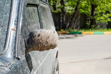 Arabanın yan aynasına çamur ve toprak sıçramış. Toprakta sürdükten sonra off-road aracı, kirli araba yakın plan