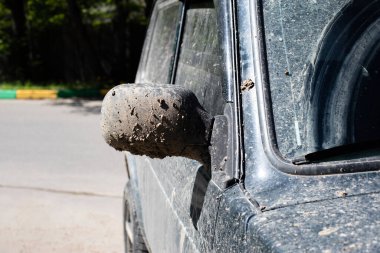 Kirli SUV yakın plan, siyah araba aynası çamurla kaplı, otomatik seyahat için.