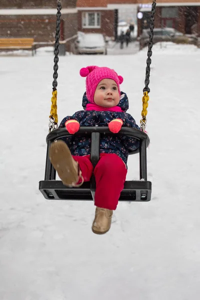 Маленькая Белая Девочка Розовой Шляпе Качелях Снежная Зима Вертикальная Фотография — стоковое фото