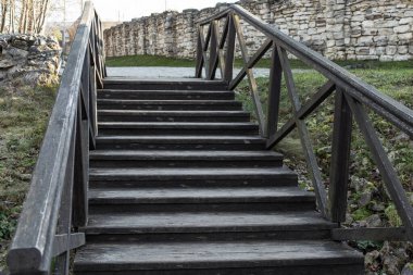 Yukarı çıkan eski ahşap merdiven, merdivenli, ahşap parmaklıklı, ev yapımı.