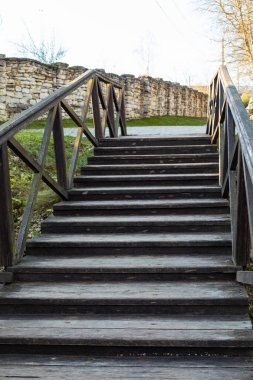 Yukarı çıkan eski ahşap merdiven, dikey fotoğraf, merdivenli kırsal merdiven ve parmaklıklar.