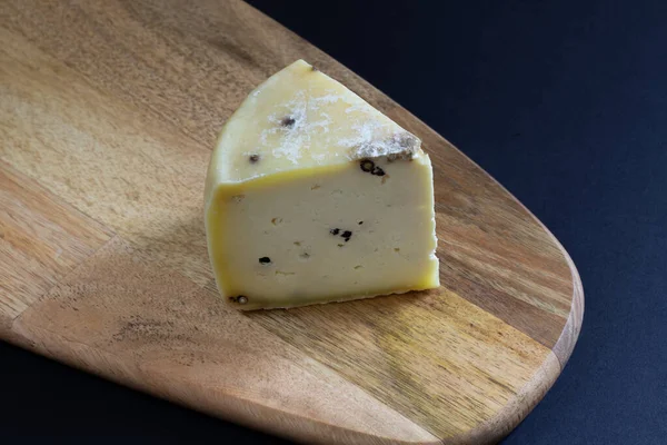 Сыр Перцем Треугольный Кусок Натурального Сыра Фермерского Молока Высокое Качество — стоковое фото