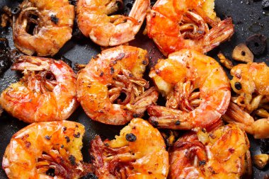 Tavada kızarmış karides, sarımsak yağında kızartılmış deniz ürünleri, yakın plan.