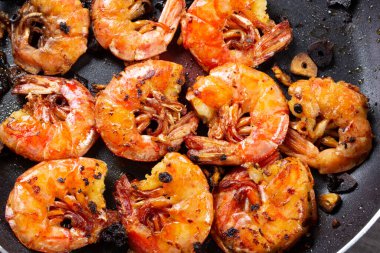 Izgara Langoustines yakın çekim, doymuş pembe turuncu renk, sarımsak yağı