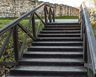 Korkuluklu eski ahşap merdiven, basamaklı kırsal merdiven, arka plan tasarımı