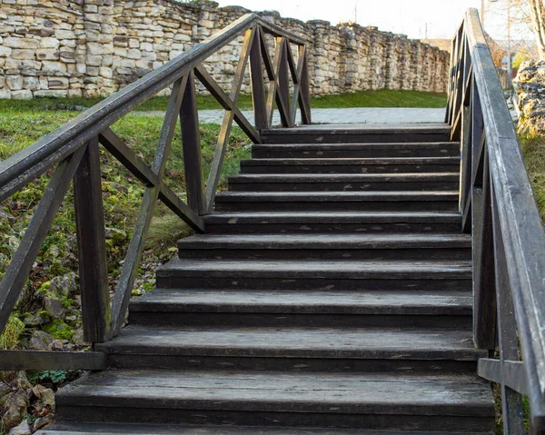 Korkuluklu eski ahşap merdiven, basamaklı kırsal merdiven, arka plan tasarımı