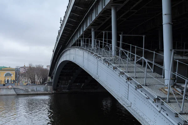 Metalen Structuur Van Brug Rivier Stad Stenen Kust Van Moskva — Stockfoto