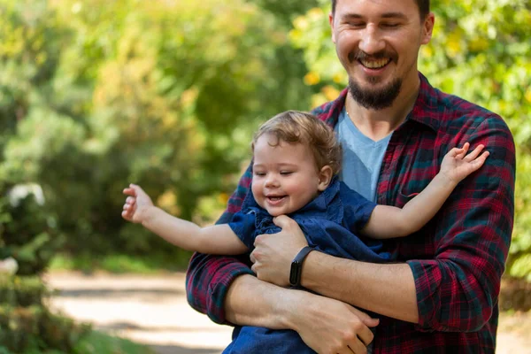 Ayah Dan Anak Tertawa Wajah Bahagia Keluarga Bermain Alam Ayah — Stok Foto