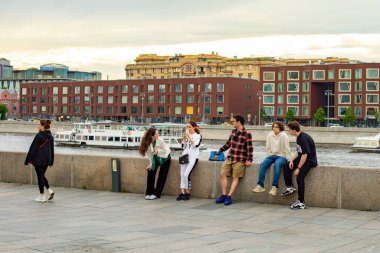 Moskova, Rusya - 28 Mayıs 2021: İlkbahar akşamı. Gençler Pushkinskaya seti Gorky Parkı 'nda iletişim kuruyor ve rahatlıyorlar.