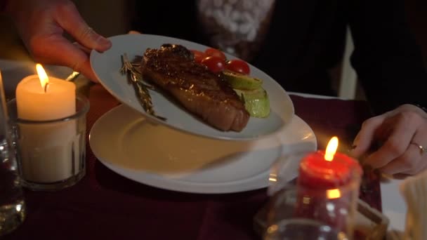 肉和蔬菜放在装有器具的盘子里 — 图库视频影像