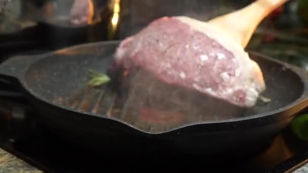 A hús főzésének folyamata fűszernövényekkel töltött serpenyőben — Stock videók