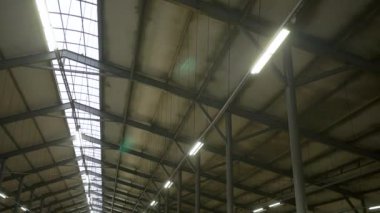 İnek ahırının içerisinden.