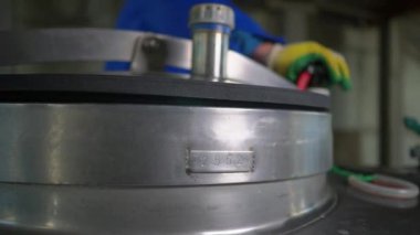 İşçi üretim alanında bir tank açar.