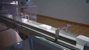 Ürünler taşıyıcı boyunca hareket eder