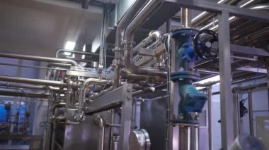 Üretimde boruları olan kapama vanası