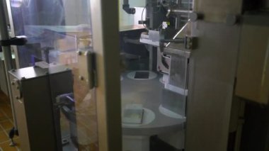 Ürünler taşıyıcı boyunca hareket eder