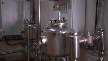 Üretimde boruları olan ekipmanlar