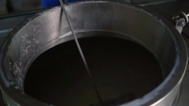 Üretimde bir tankta süt