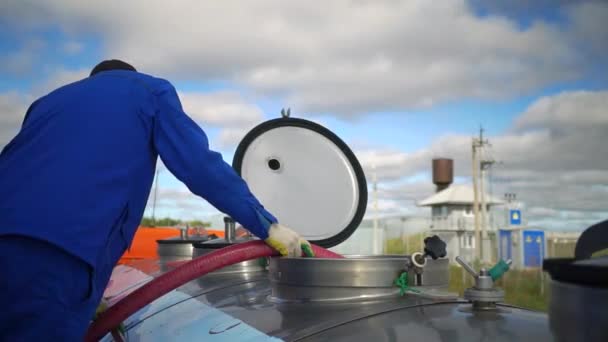 Worker pours milk into tank — Stock Video