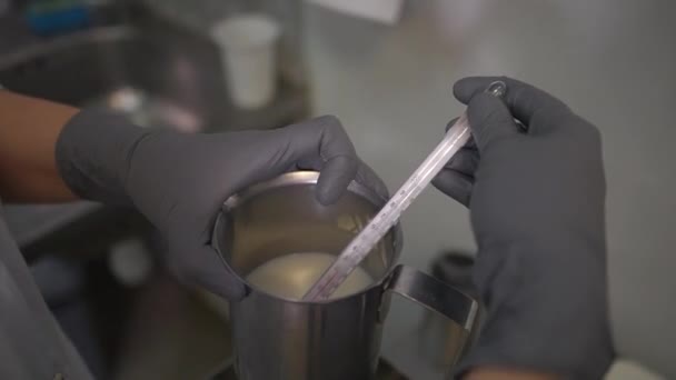 Temperatura laptelui se măsoară în laborator — Videoclip de stoc