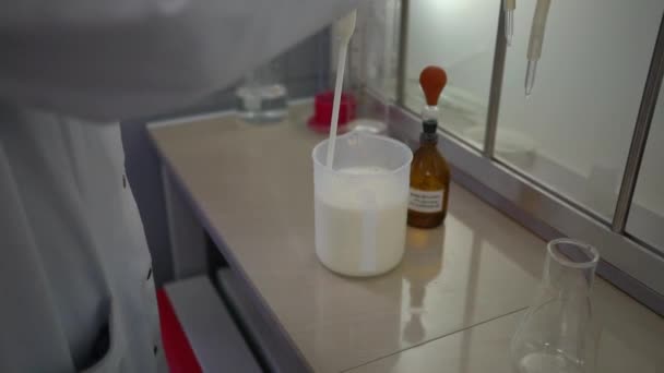 Laboratuvar testlerinin yürütülme süreci — Stok video