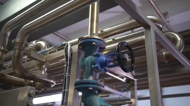 Válvula de cierre con tuberías en producción — Vídeo de stock