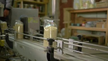 fabrikadaki tahıl taşıyıcısı