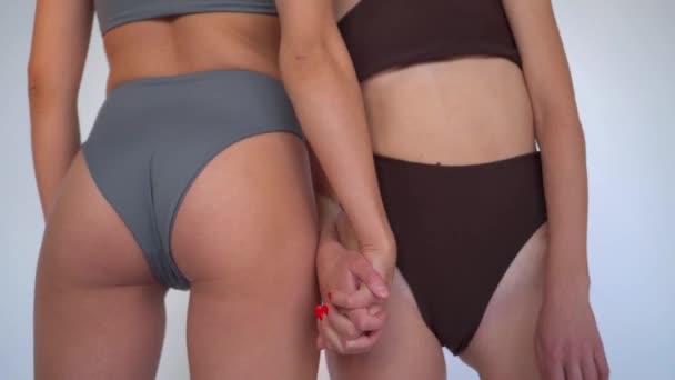 Två flickor poserar i sina underkläder — Stockvideo