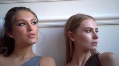 İç çamaşırlarıyla poz veren iki kız.