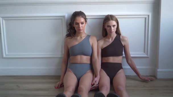 Két lány pózol fehérneműben. — Stock videók