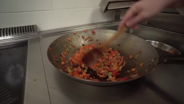 Duszenie warzyw na patelni — Wideo stockowe