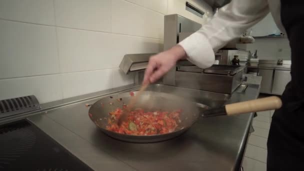 Cozinheiro prepara verduras cozidas em uma panela de ato de fritar — Vídeo de Stock