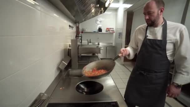 Μαγειρεύουν μαγειρεμένα λαχανικά σε ένα τηγάνι — Αρχείο Βίντεο