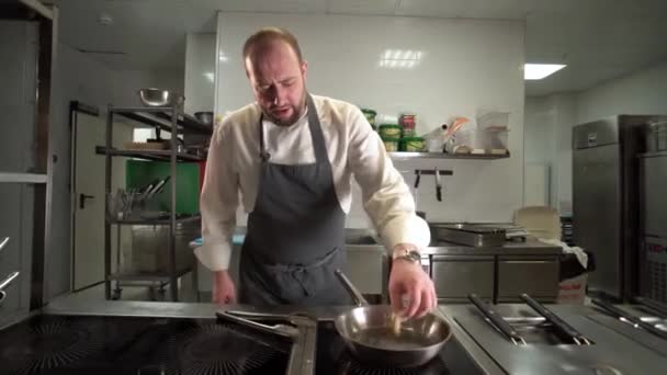 Μαγειρεύουν ψητά γαρίδες σε ένα τηγάνι — Αρχείο Βίντεο