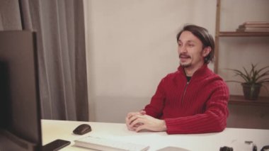 Adam web kamerasından konuşuyor.