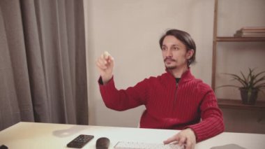 Adam sanal bilgisayar ekranını kontrol ediyor.