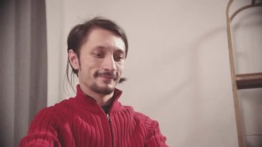 Bilgisayar ekranının önündeki mutlu adam.