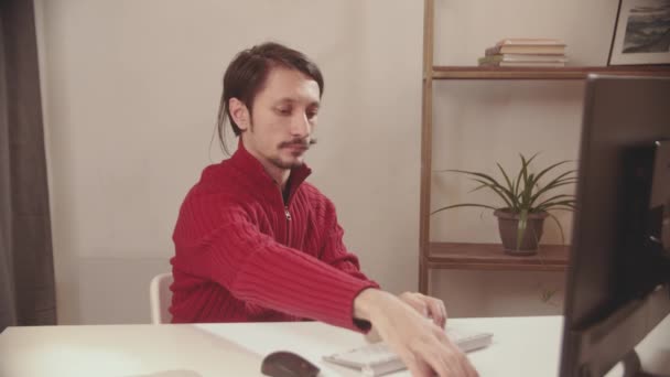 Tired guy in front of a computer monitor — Stock Video