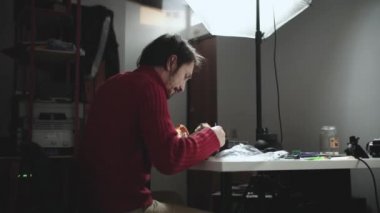 Adam cihazı tamir ediyor.