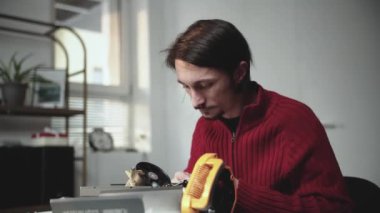 Adam cihazı tamir ediyor.