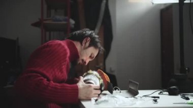 Adam cihazı tamir ediyor.