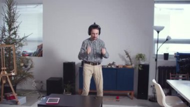Kulaklıklı adam dans ediyor.