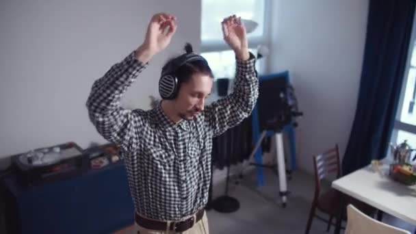 Um cara com fones dançando e cantando — Vídeo de Stock