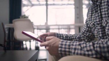 Adam tabletteki bilgileri okuyor.