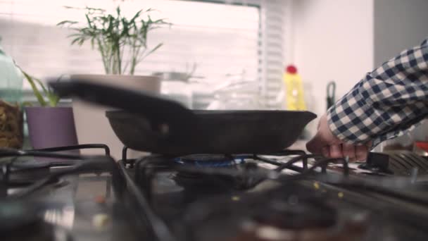 Людина додає газ на плиті — стокове відео