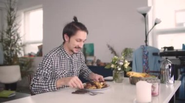 Adam yemek için oturdu.