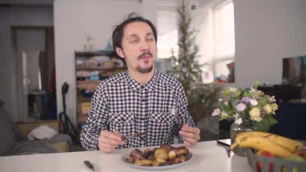 Kerl nimmt Essen mit Vergnügen — Stockvideo
